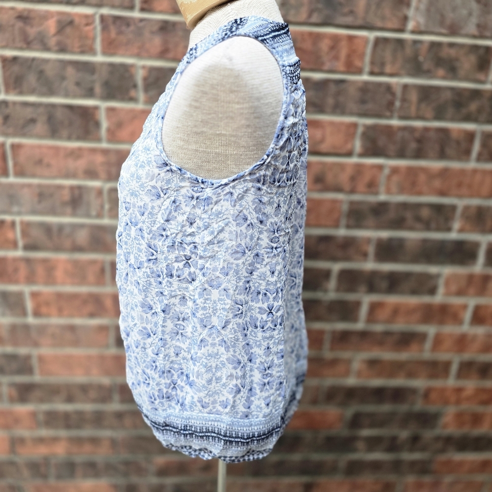 Lucky Brand Women’s Blouse  Summer Blue White Floral Geo Sleeveless Size XS - Picture 2 of 9
